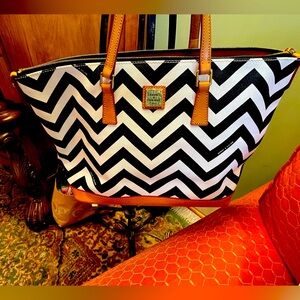DOONEY and BURKE leather tote 12 x 15 like new Geometric CHEVRON